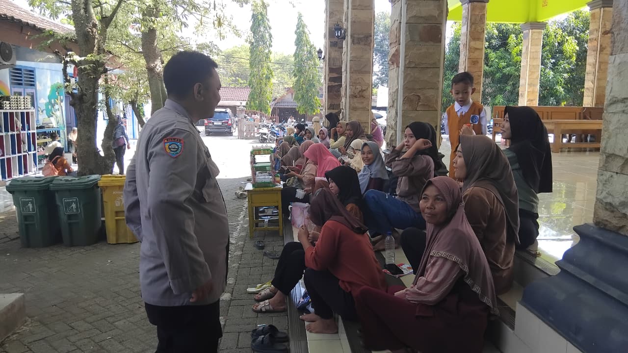 Bhabinkamtibmas desa Blimbinggede Polsek Ngraho Sosialisasi Pencegahan Penipuan Online