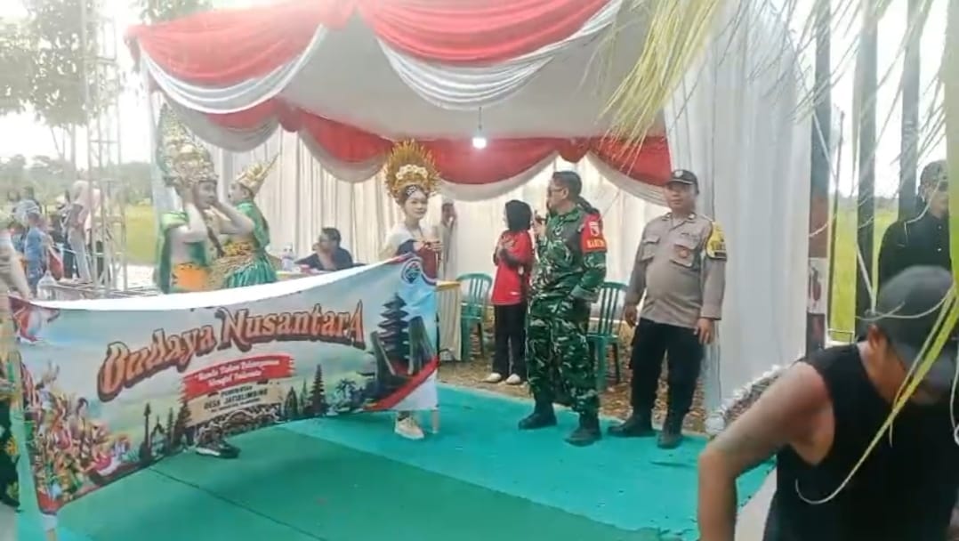 BHABINKAMTIBMAS Dan Babinsa Laksanakan Pengamanan Giat Karnaval Desa Jatiblimbing