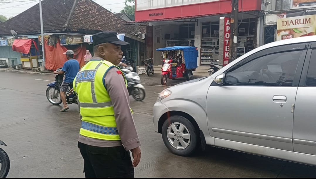 Polsek Ngraho Gelar Sapa Pagi, Bantu Penyeberangan dan Atur Lalu Lintas