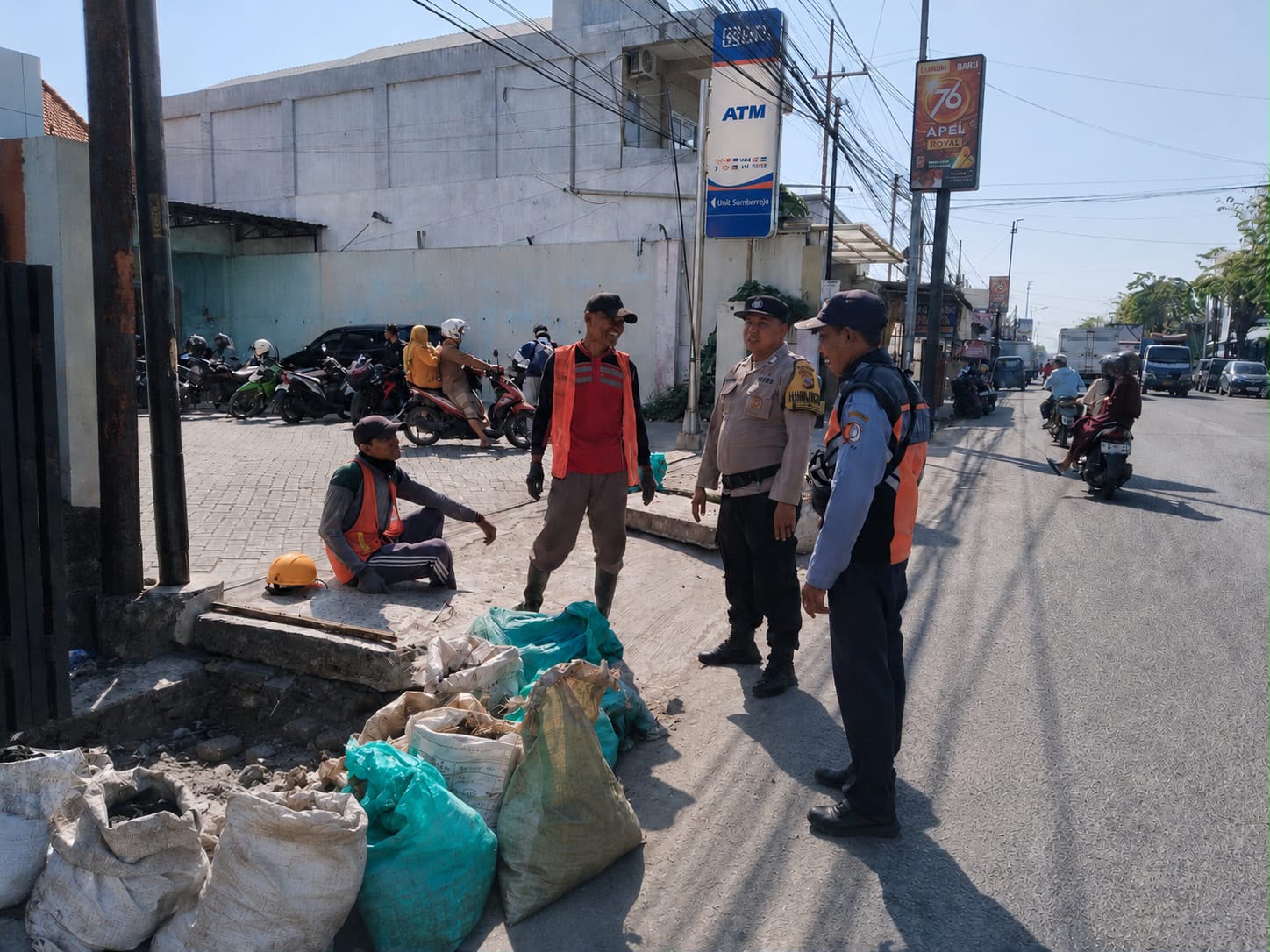 RESPON CEPAT POLSEK SUMBERREJO TINDAK LANJUTI LAPORAN CALL CENTER 110, AMANKAN TUMPUKAN TANAH BEKAS GALIAN GOT DI DEPAN PASAR DESA SUMBERREJO