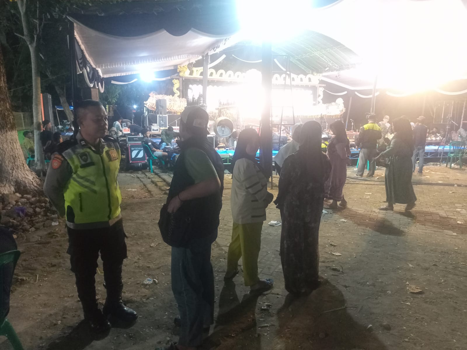 ANGGOTA POLSEK NGRAHO MELAKSANAKAN PAM WAYANG KULIT DI DUSUN KIRINGAN DESA MOJOREJO