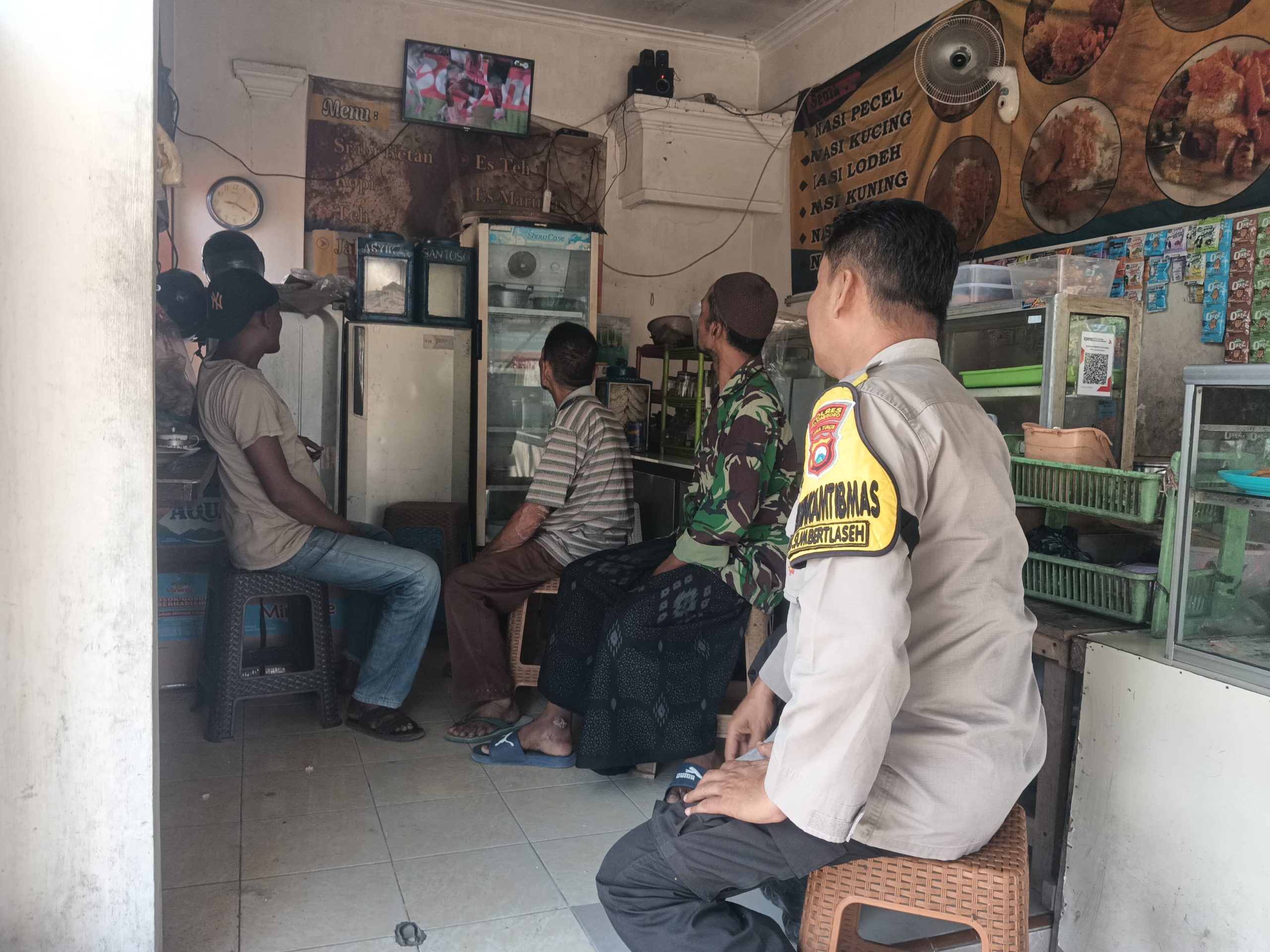 Dekat Dengan Warga, Bhabinkamtibmas Desa Sumbertlaseh Gelar Cangkrukan Kamtibmas Sekaligus Nobar Piala Dunia