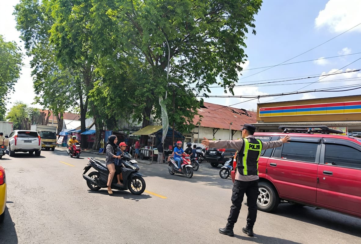 Antisipasi Gangguan Kamtibmas Serta Kemacetan, Anggota Polsek Baureno Atur Arus Lalin Di Jalan Raya Pasar Baureno