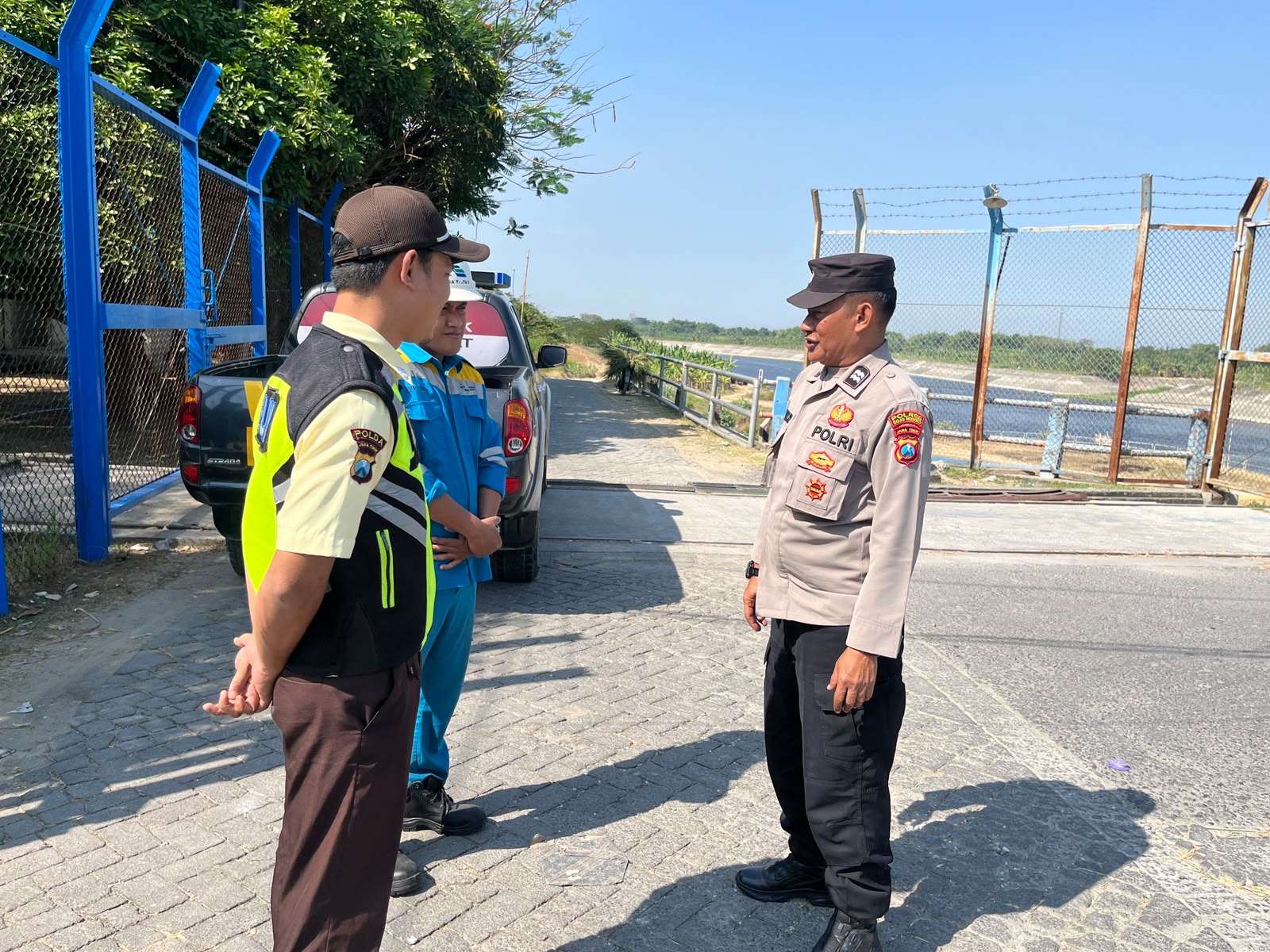 Anggota Polsek Trucuk Patroli di Wisata Bendungan Gerak Trucuk, Berikan Pesan Kamtibmas*