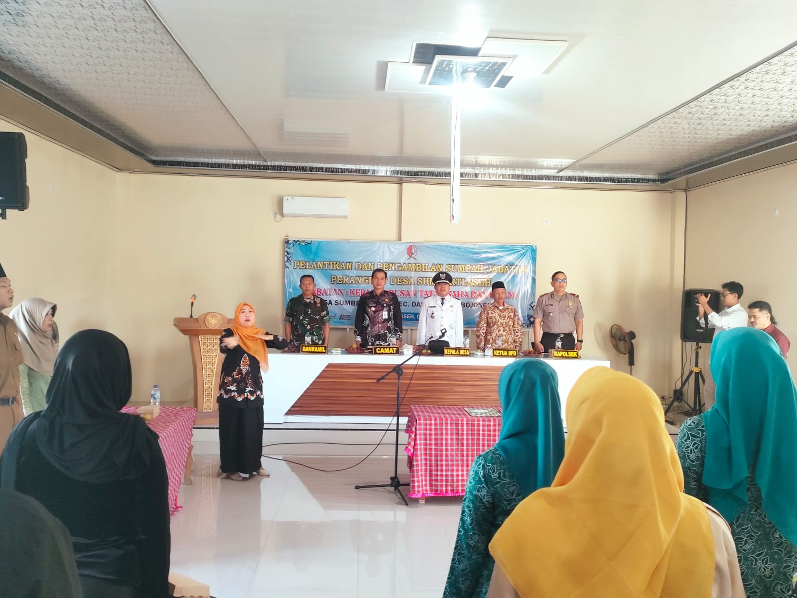 Kapolsek Dander Hadiri Pelantikan dan Pengambilan Sumpah Perangkat Desa Sumbertlaseh Jabatan Kaur TU dan Umum