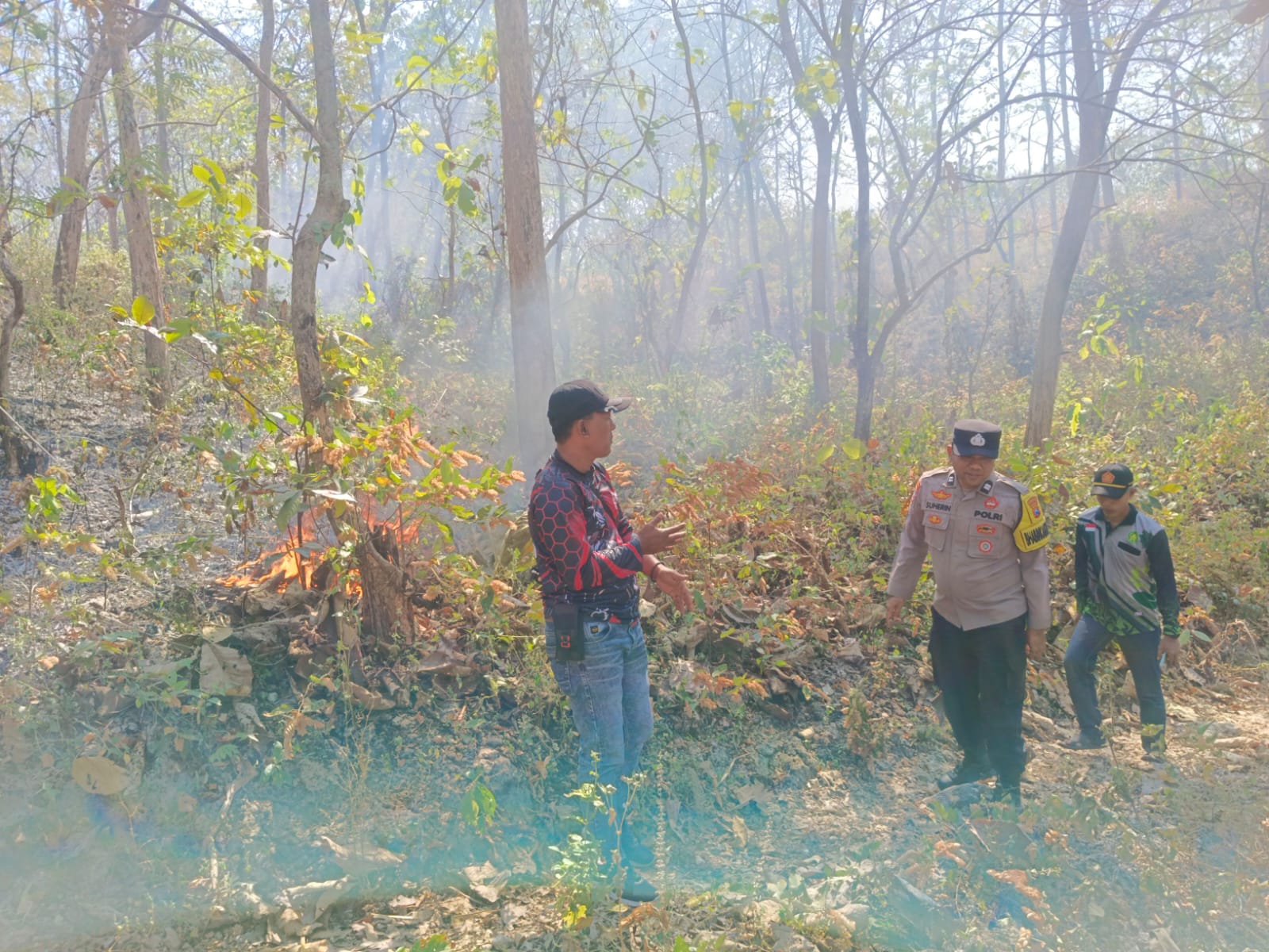 Antisipasi Kebakaran Hutan Polsek Bubulan Bersama Instansi Terkait Lakukan Upaya Pemadaman Api