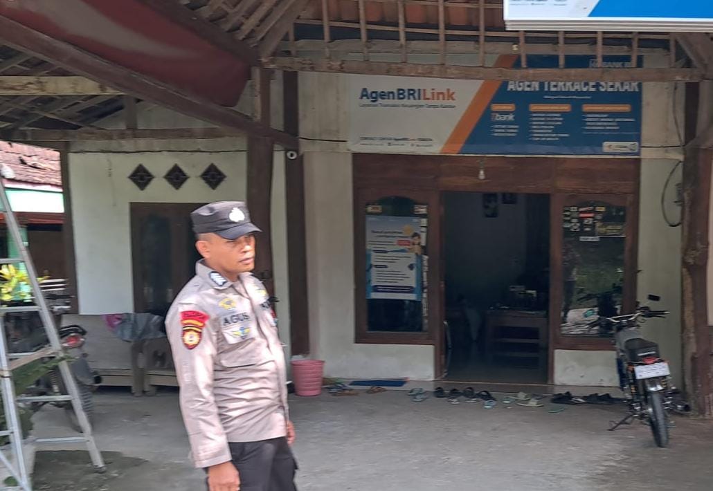 Polsek Sekar Laksanakan patroli di perbankan dan Pertokoan Cegah 3 C