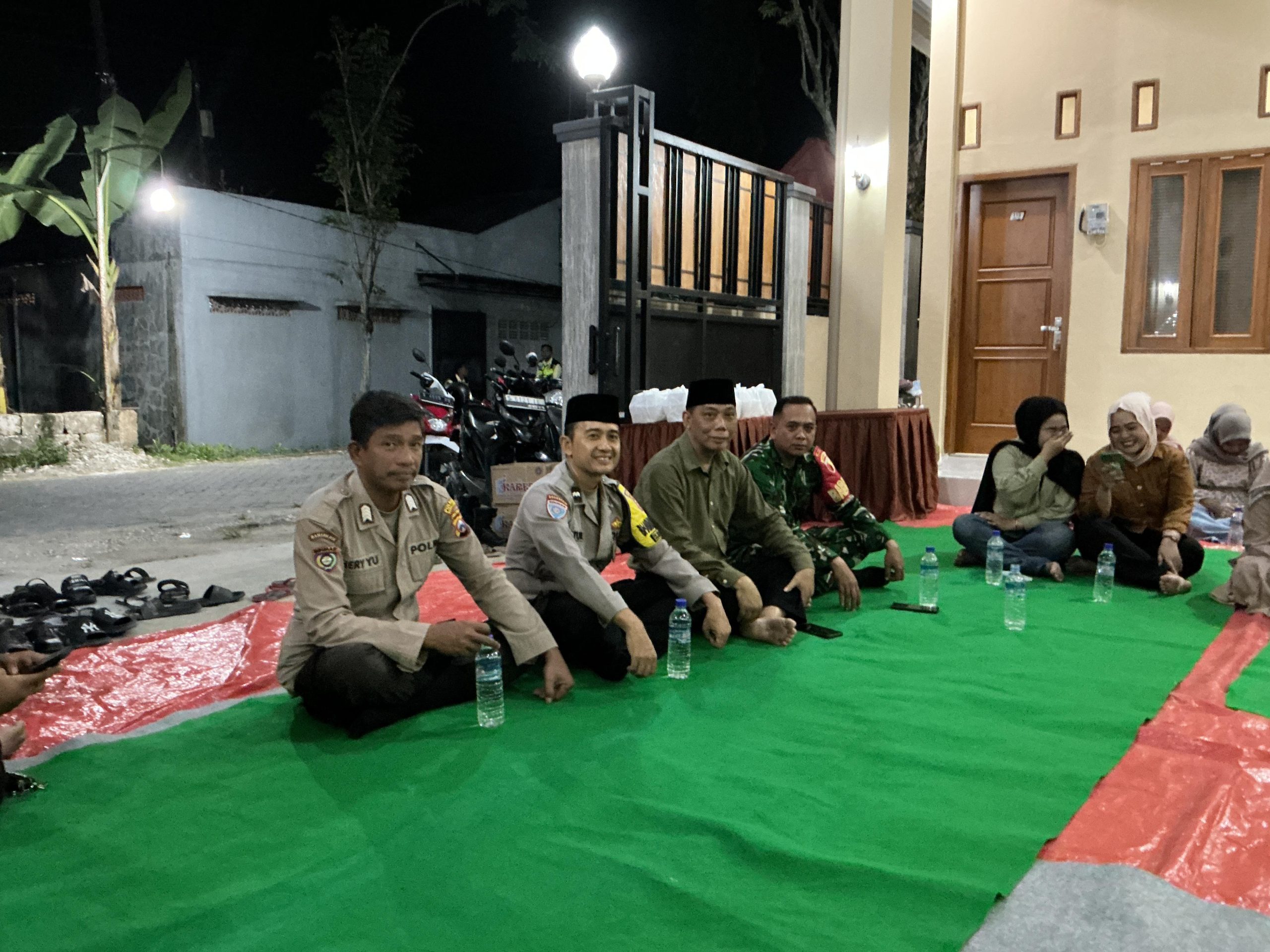 Pererat Silaturahmi, Bhabinkamtibmas dan Babinsa Desa Ngumpakdalem Hadiri Tasyakuran Warga Binaannya
