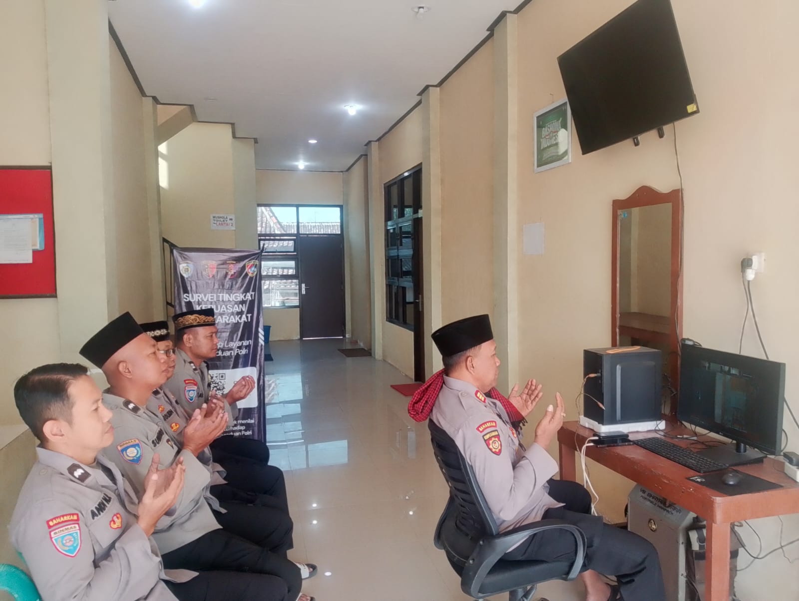 Kapolsek beserta Personil Polsek Ngambon Mengikuti Zoom Binrontal di Polsek Ngambon