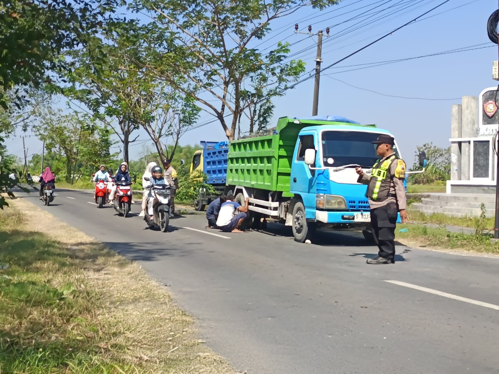 RESPON CEPAT CALL CENTER 110, POLSEK SUMBERREJO BANTU EVAKUASI DUMP TRUK MOGOK DAN LANCARKAN ARUS LALU LINTAS