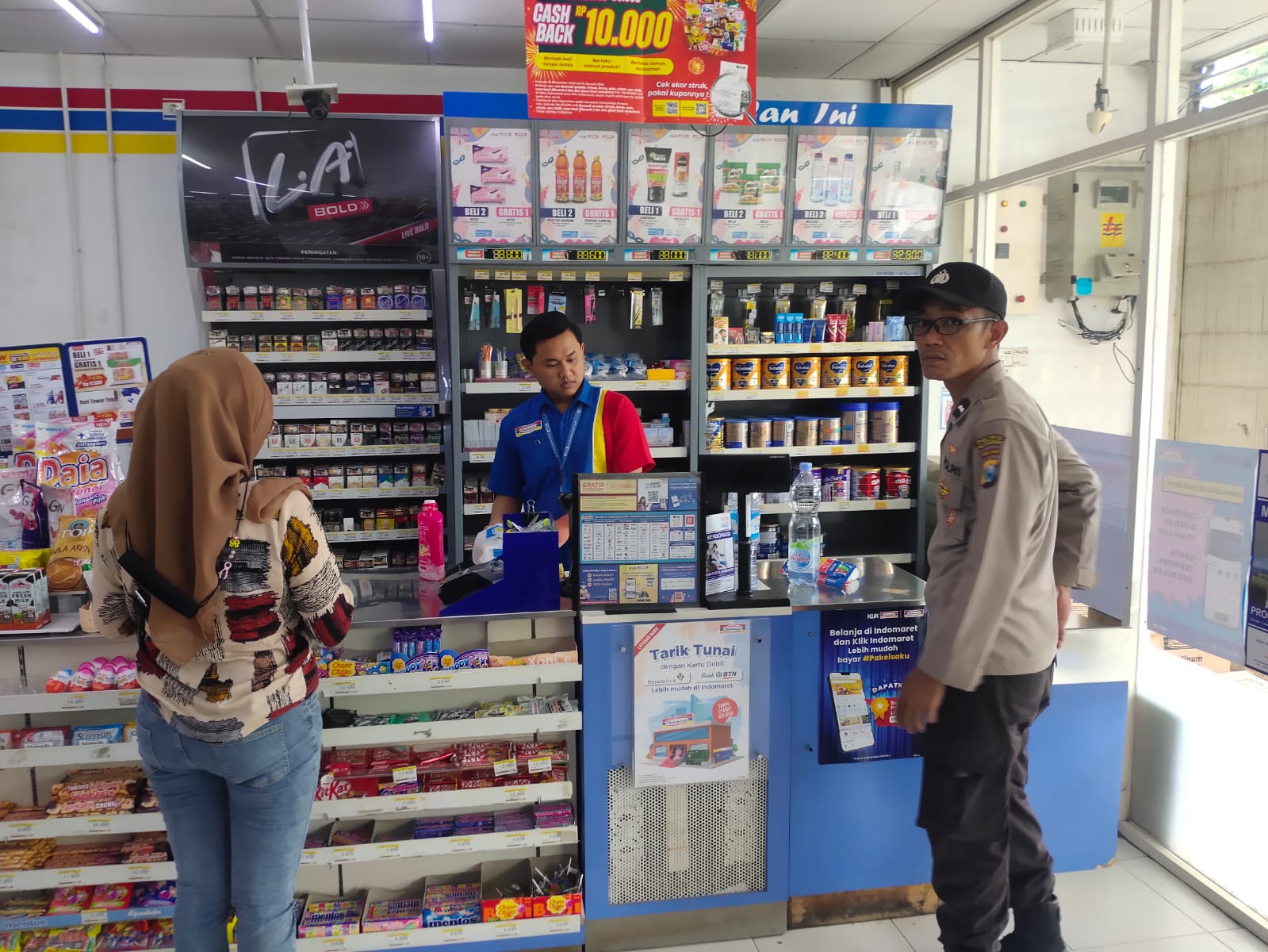 Anggota Polsek Gondang Giat patroli Dialogis dengan pegawai Indomaret