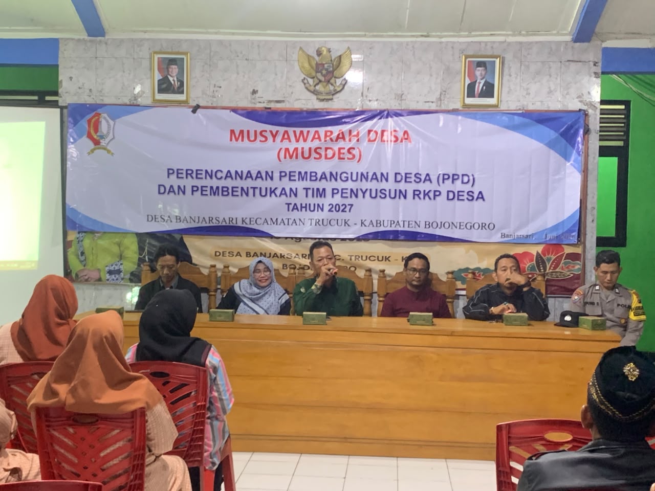 Hadiri Musyawarah Desa Banjarsari, Polsek Trucuk Wujudkan Komitmen Polri Dukung Perencanaan Pembangunan dan Jaga Kondusifitas