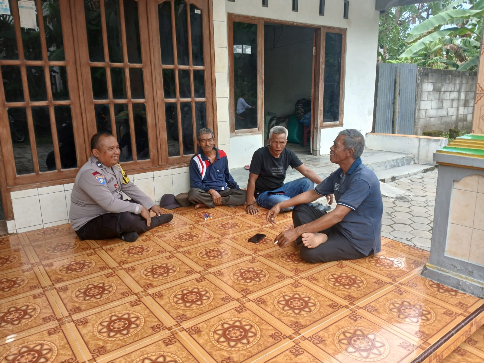 Jaga Kamtibmas, Bhabinkamtibmas Desa Mojoranu Laksanakan Patroli Dialogis Sambang Warga