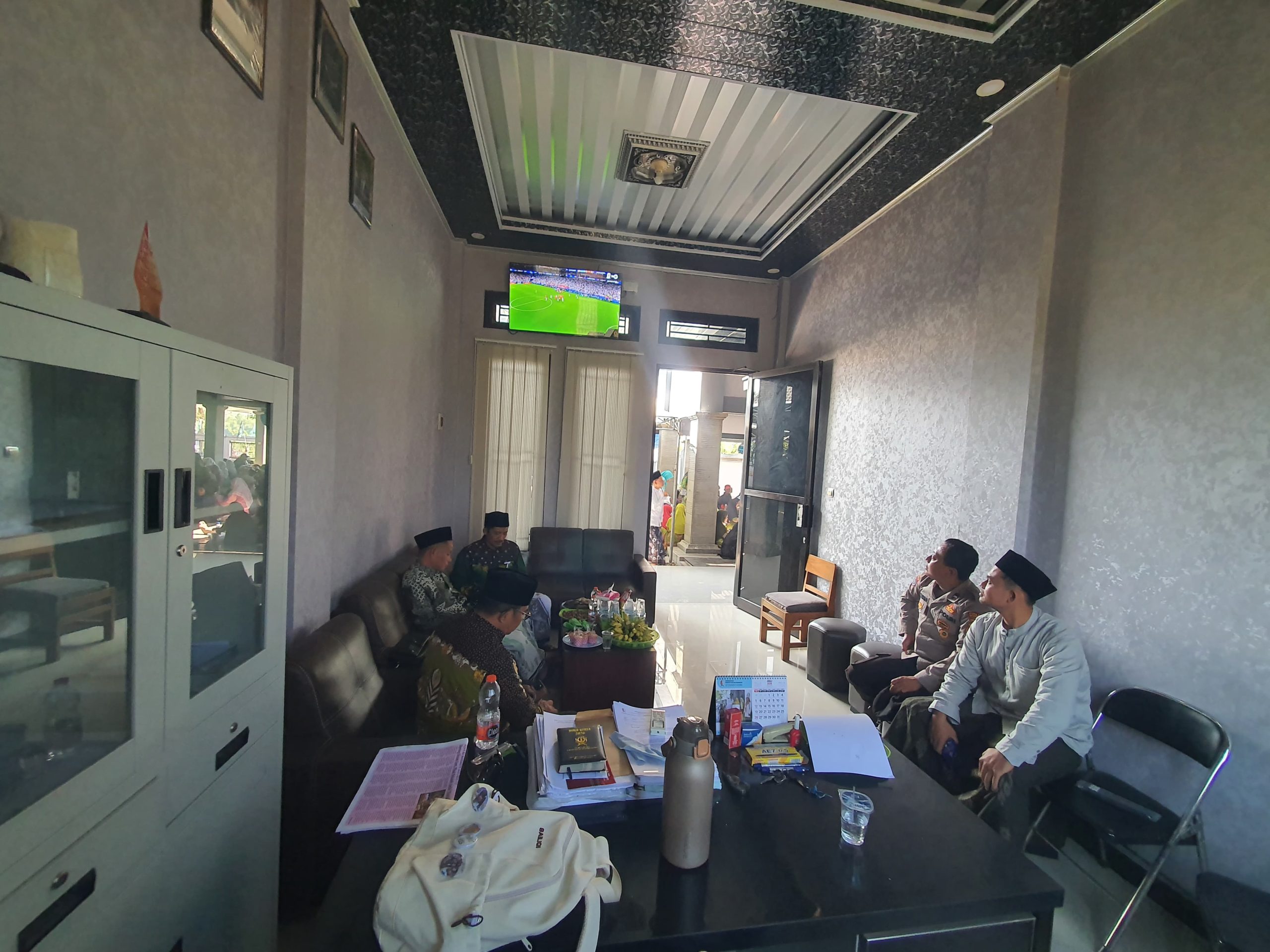 Anggota Polsek Kepohbaru Gelar Nobar Piala Dunia Bersama Warga Desa Pohwates