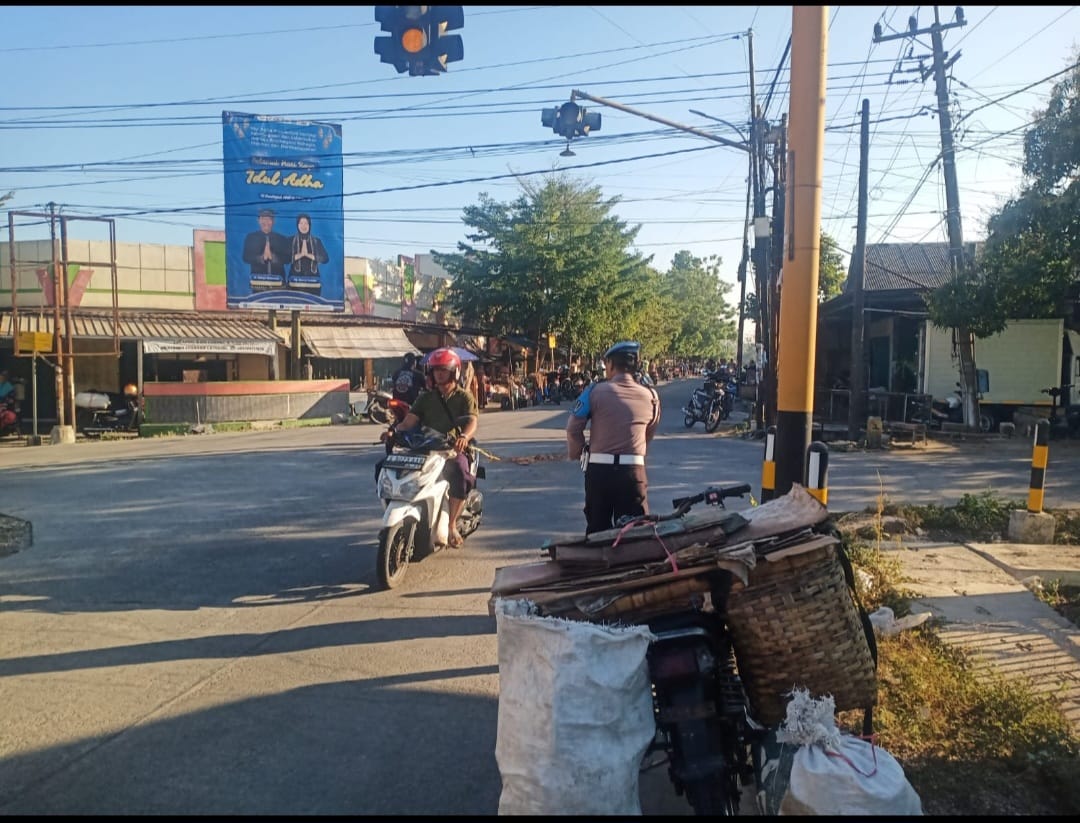 Antisipasi gangguan kantibmas dan macet anggota Polsek Gayam atur Arus lalin di perempatan Pasar Gayam Kecamatan Gayam Kabupaten Bojonegoro