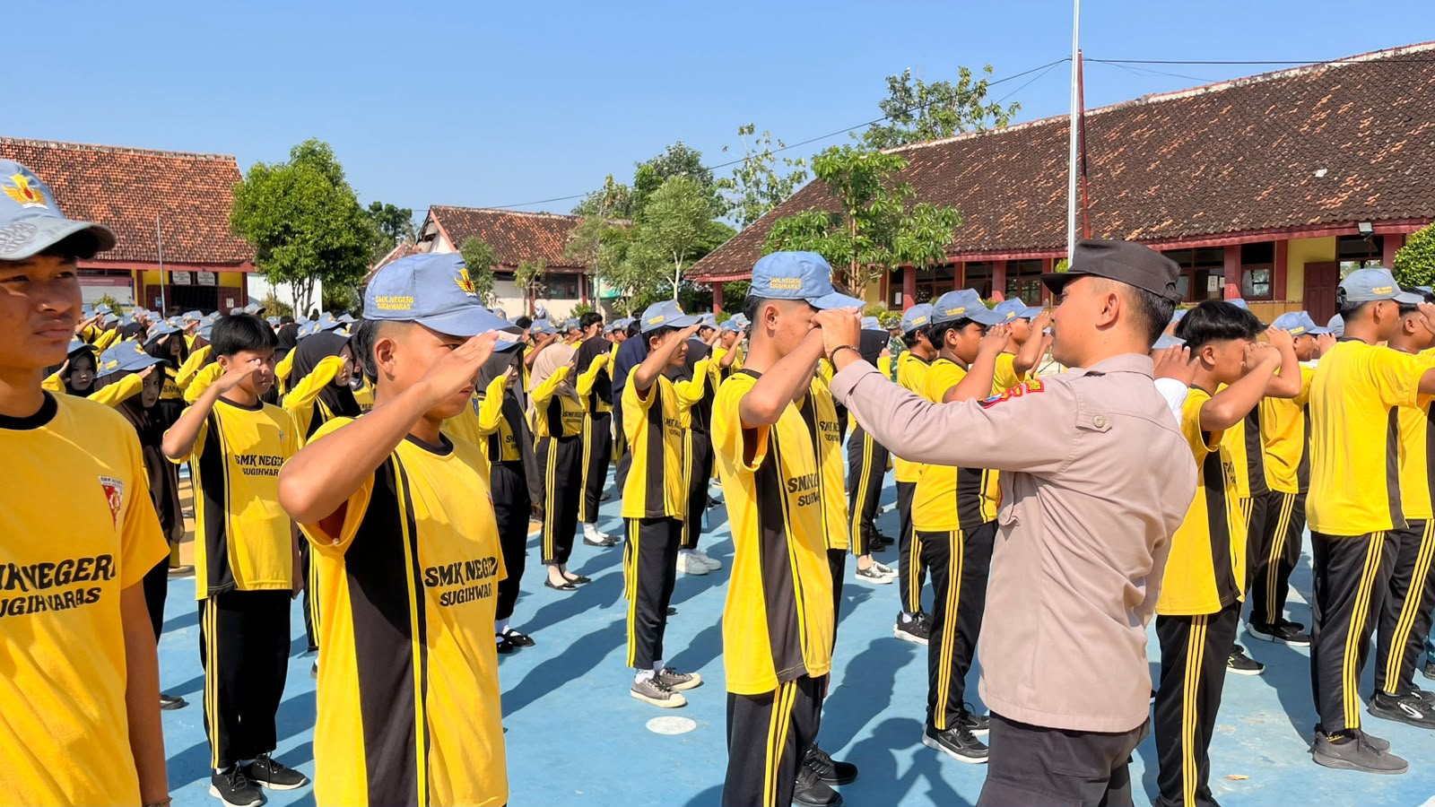 Polsek Sugihwaras Bersama Koramil Sugihwaras Latih PBB, Bentuk Karakter Disiplin Siswa.