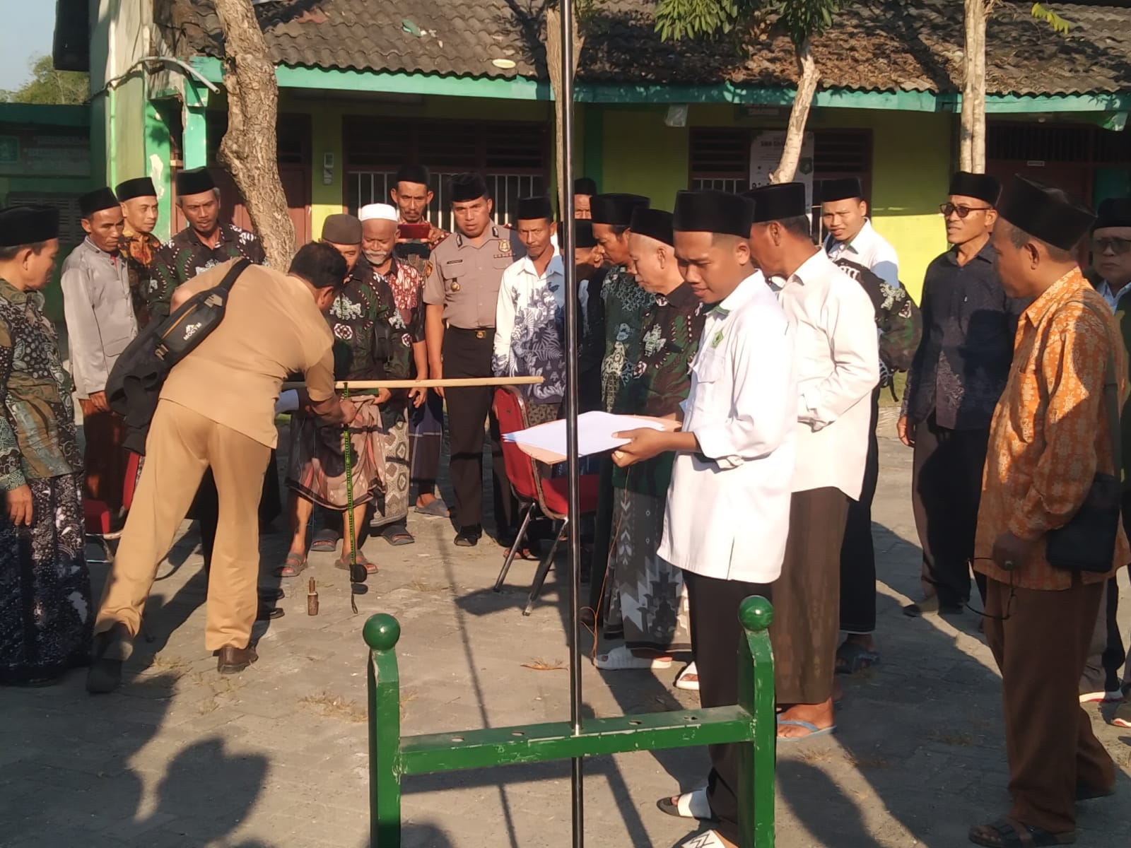 Kapolsek Kepohbaru Hadiri Rapat Penentuan Arah Kiblat yang Digelar MWC NU Kepohbaru