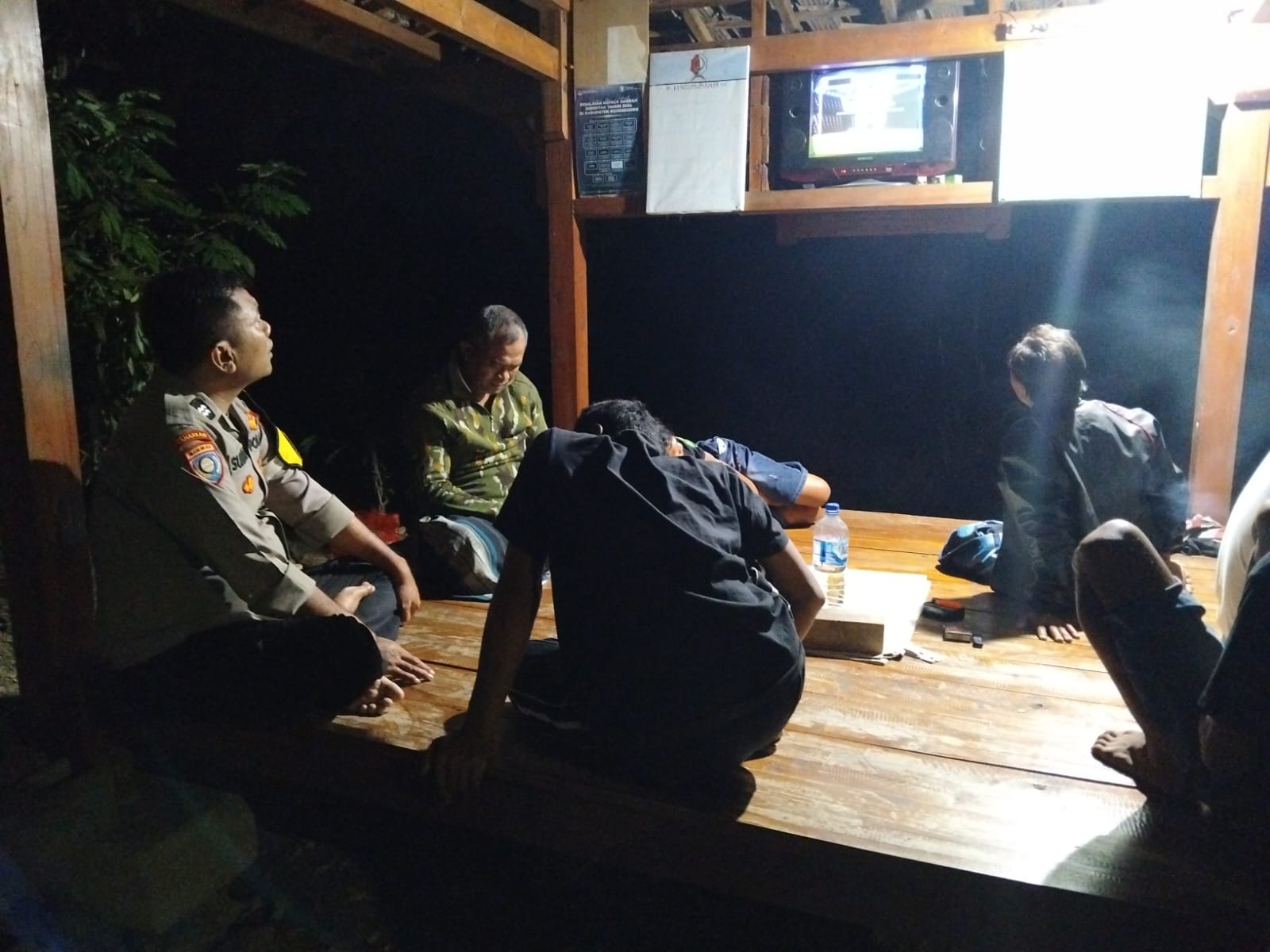 Bhabinkamtibmas Polsek Bubulan Sambang Kepada Petugas Jaga Poskamling