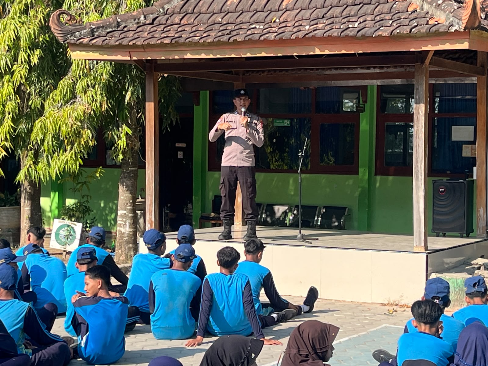 Polsek Trucuk Bersinergi Dengan TNI, Beri Pelatihan PBB Dalam Rangka MPLS Siswa-Siswi SMP Negeri 1 Trucuk
