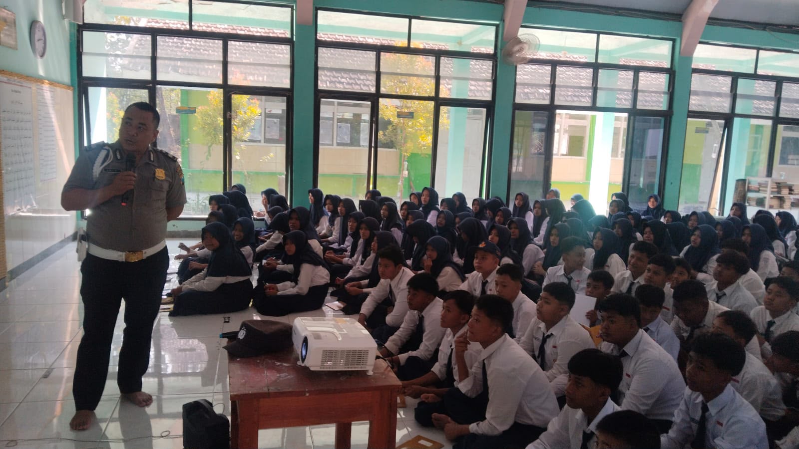 Kegiatan MPLS, Kanit Provos Ajak Siswa-Siswi Smp 1 Malo Jauhi Narkoba dan Taat Berlalu Lintas