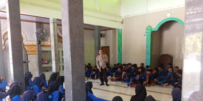 Kegiatan MPLS, Kanit Binmas Ajak Siswa-Siswi SMPN 1 Sukosewu Jauhi Narkoba dan Taat Berlalu Lintas