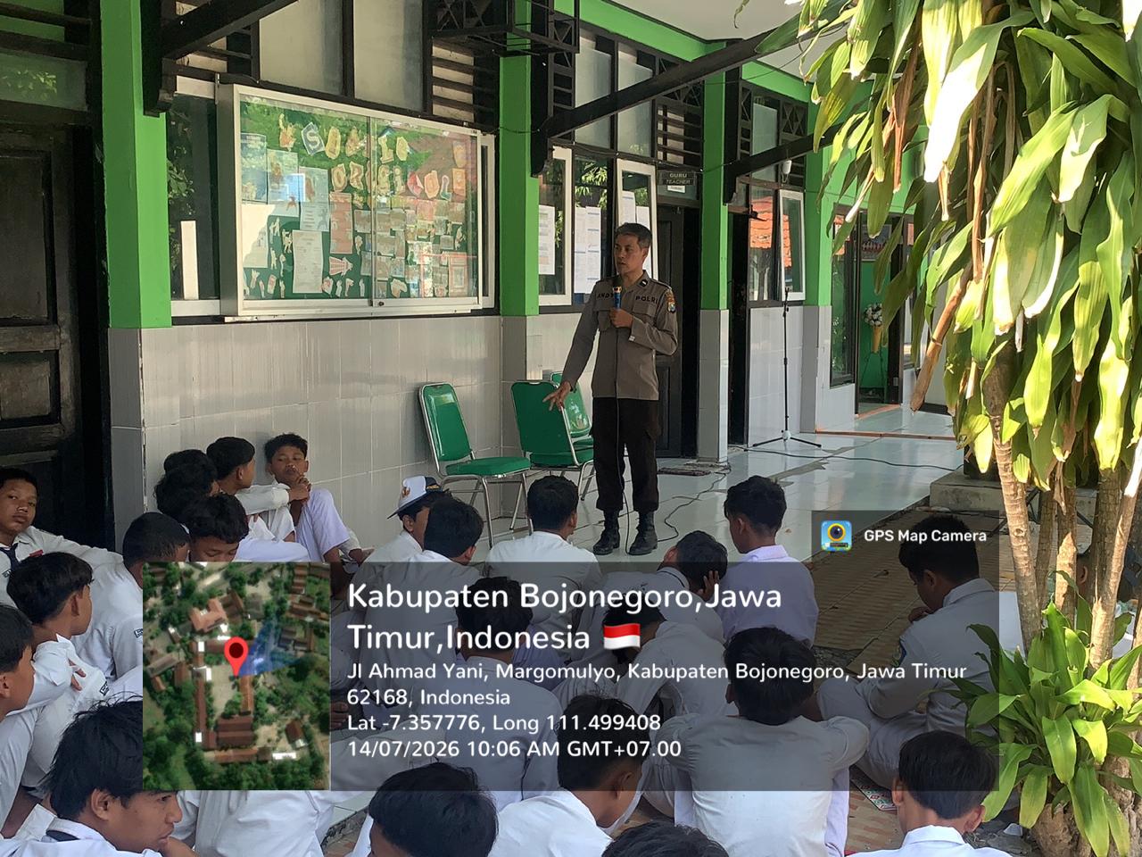 Bhabinkamtibmas Polsek Margomulyo Giat Masa Pengenalan Lingkungan Sekolah (MPLS) di SMPN Margomulyo