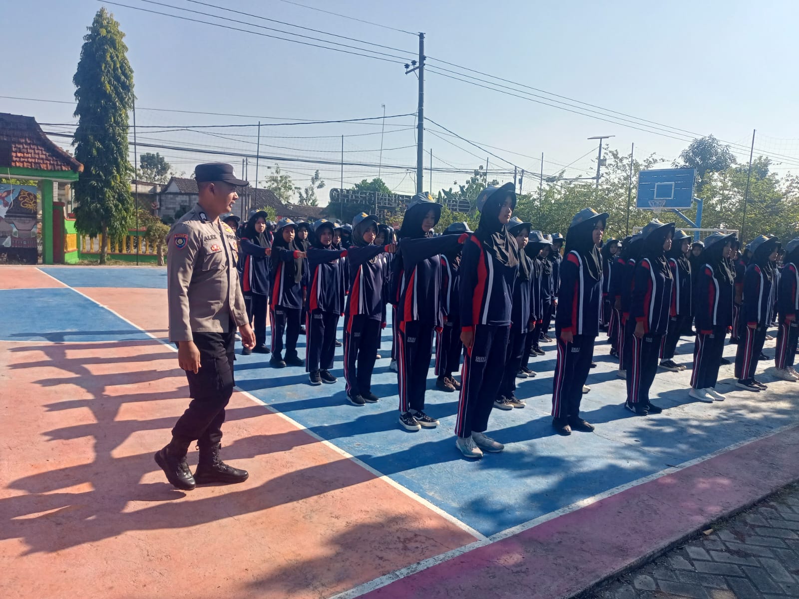 Anggota Polsek Ngraho bersama Anggota koramil Ngraho Berikan Pelatihan PBB ke Siswa SMAN 1 Ngraho
