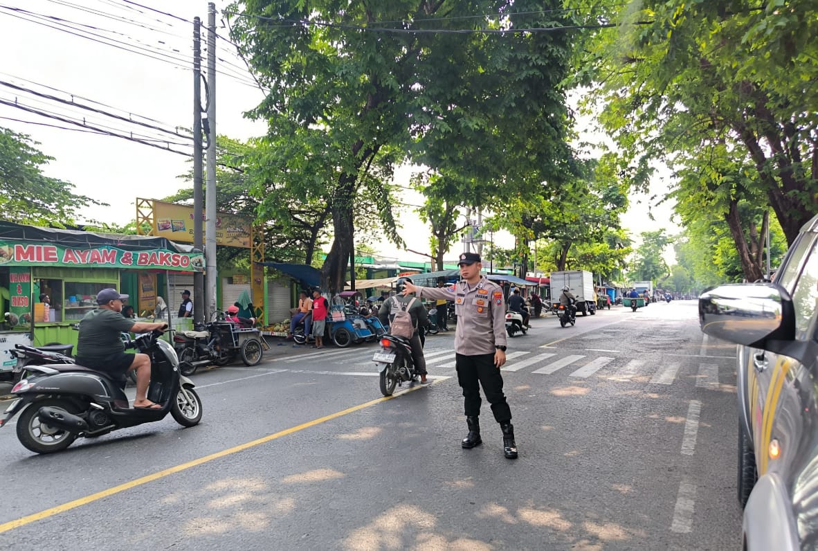 Polsek Baureno Lakukan Pengaturan Arus Lalu Lintas di Depan Pasar, Wujud Pelayanan Prima Kepada Masyarakat