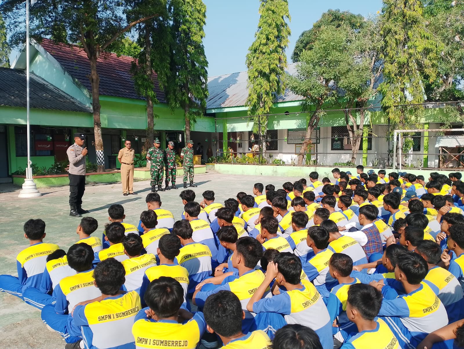 POLSEK SUMBERREJO BERIKAN PEMBINAAN PBB DAN EDUKASI KAMTIBMAS DALAM RANGKA MPLS DI SMPN 1 SUMBERREJO