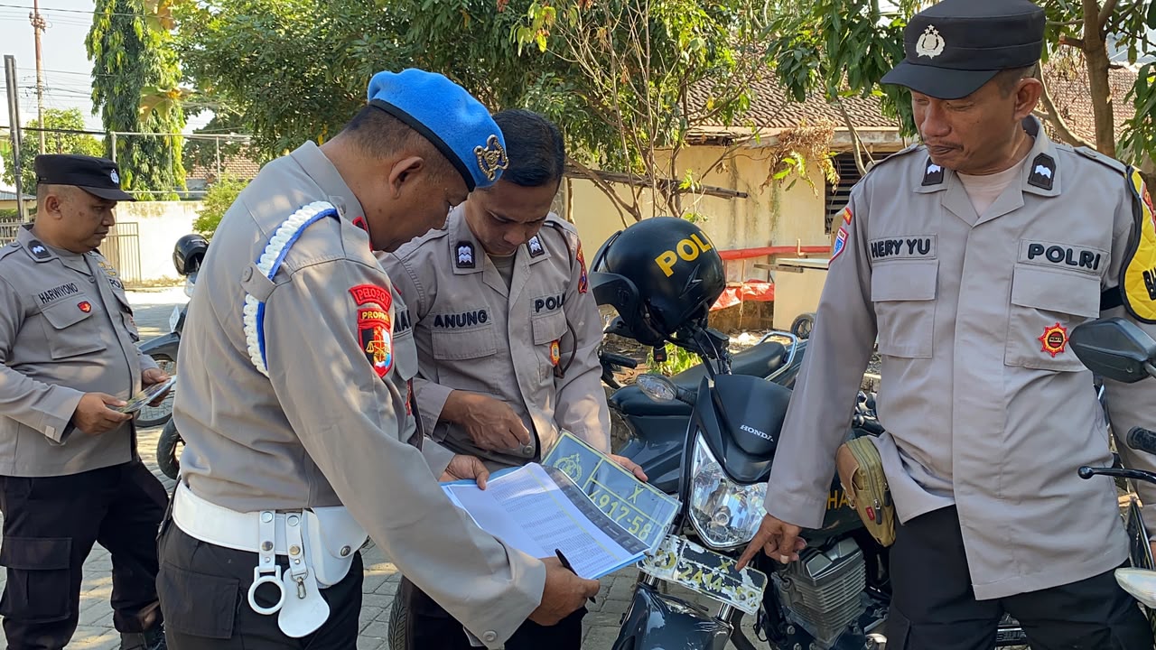 Jamin Kesiapan Operasional, Kanit Propam Polsek Dander Laksanakan Pengecekan Kendaraan Dinas Anggota