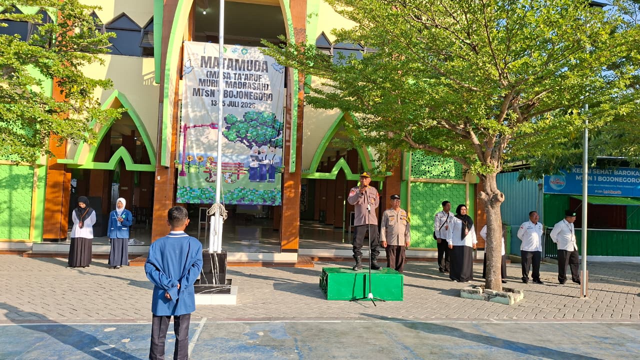 Kanit Binmas Polsek Bojonegoro Kota Jadi Irup MPLS di MTsN 1 Bojonegoro, Tanamkan Disiplin dan Kesadaran Hukum Sejak Dini