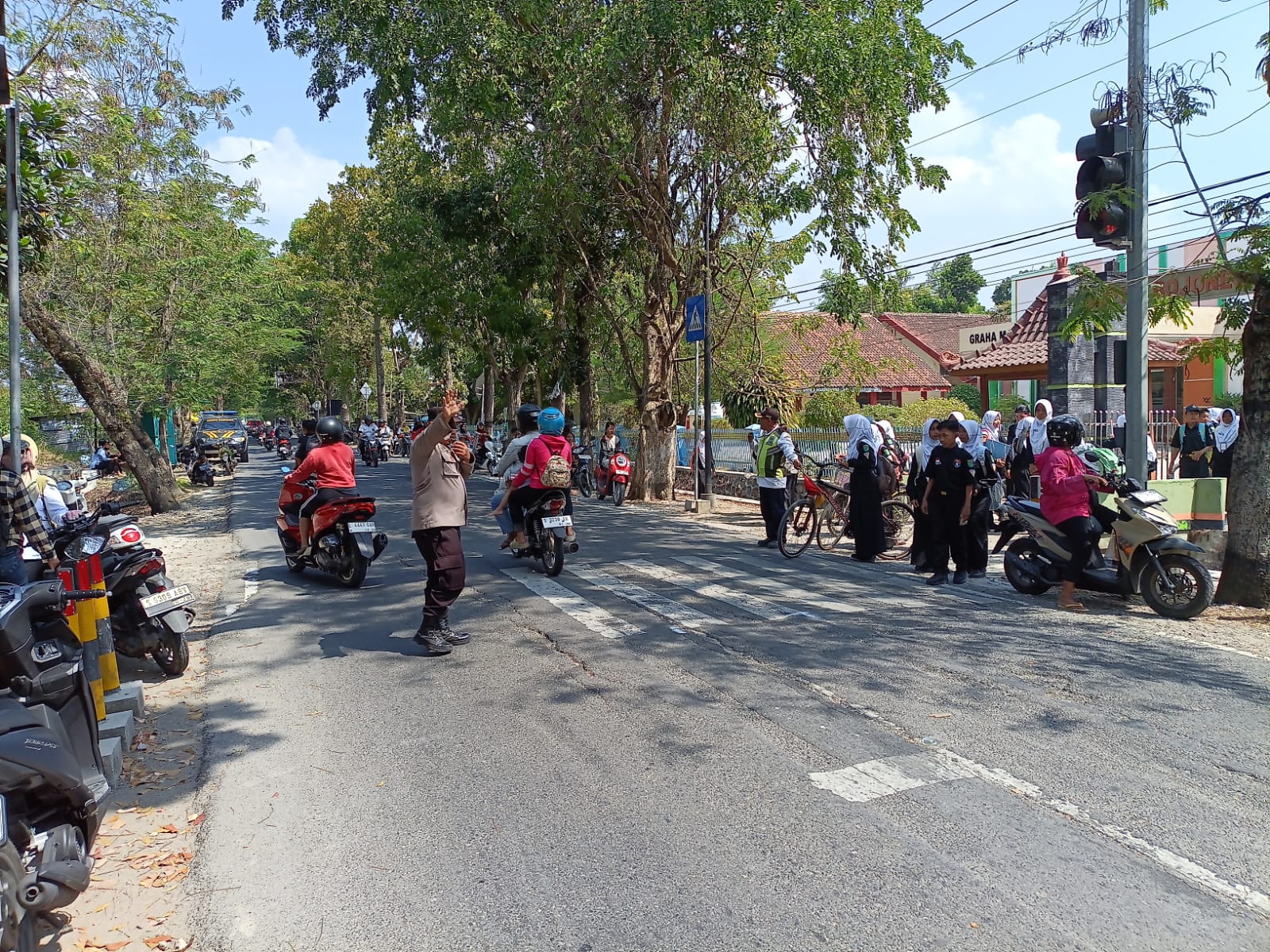 Ciptakan Keamanan dan Kelancaran, Anggota Polsek Dander Laksanakan "Sapa Siang" Pengaturan di Depan SMPN 3 Dander