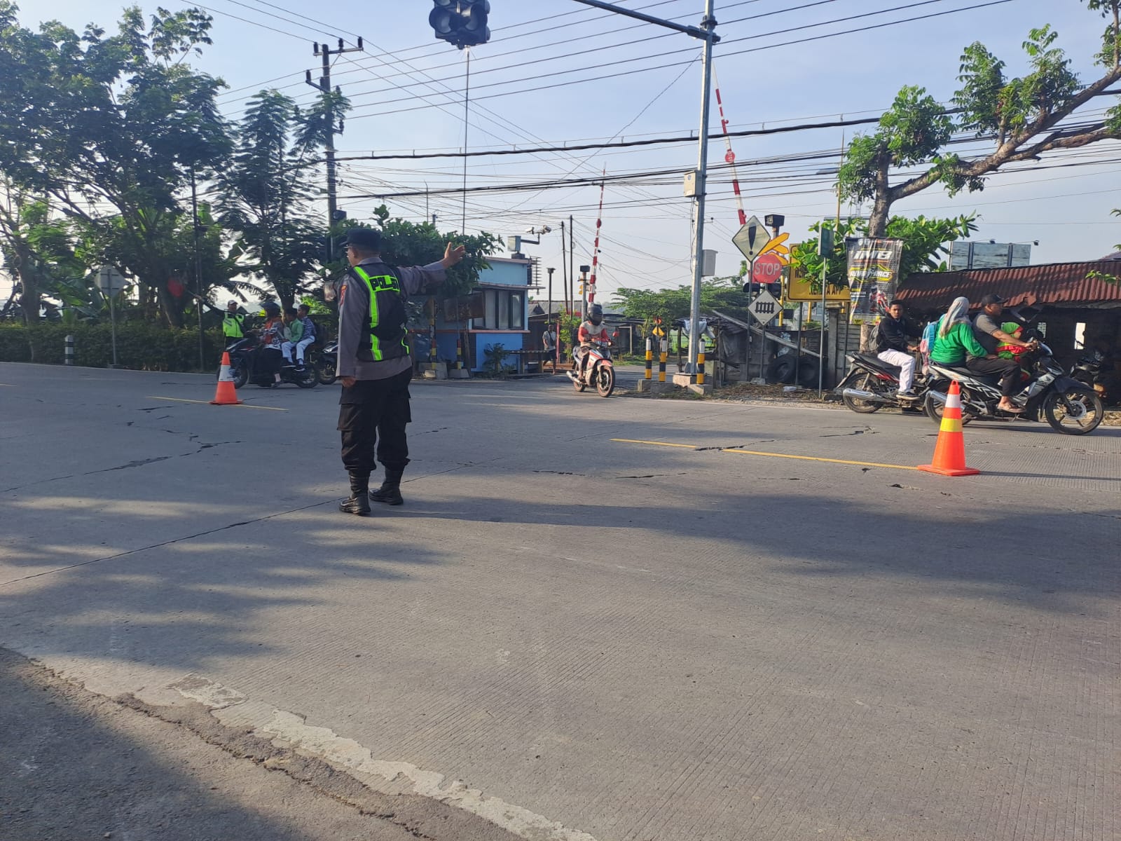 Polsek Kalitidu Sapa Pagi Dengan Pengaturan Arus Lalu Lintas