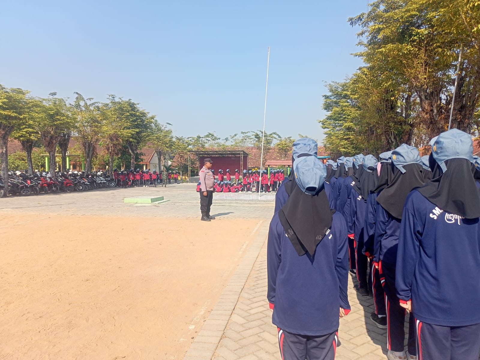 Mengisi Kegiatan MPLS Tingkat SMA, Polsek Ngraho Mengisi Materi Latihan Baris-Berbaris