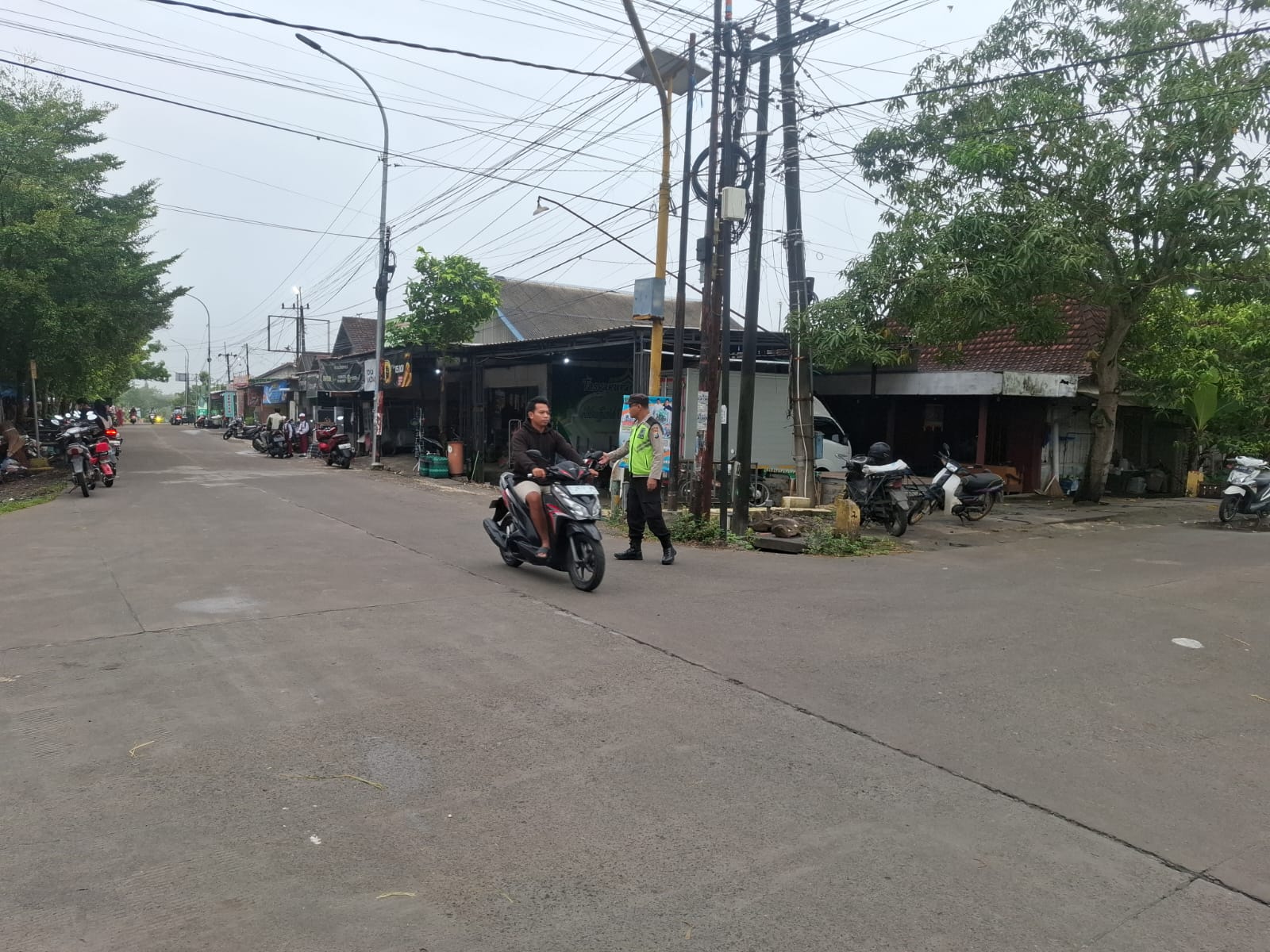 Antisipasi gangguan kantibmas dan macet anggota Polsek Gayam atur Arus lalin di perempatan Pasar Gayam Kecamatan Gayam Kabupaten Bojonegoro