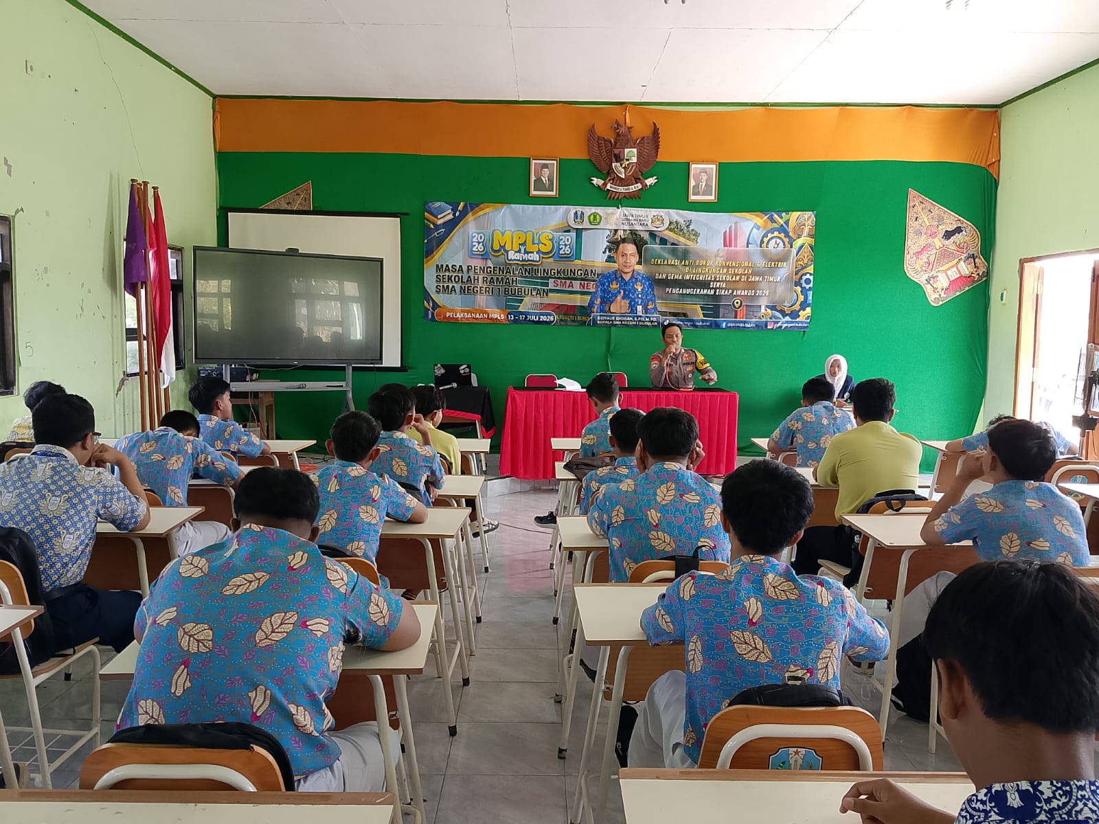 Kanit Binmas Polsek Bubulan Berikan Materi Bahaya Narkoba Dan Kenakalan Remaja Pada Kegiatan MPLS di SMAN 1 Bubulan