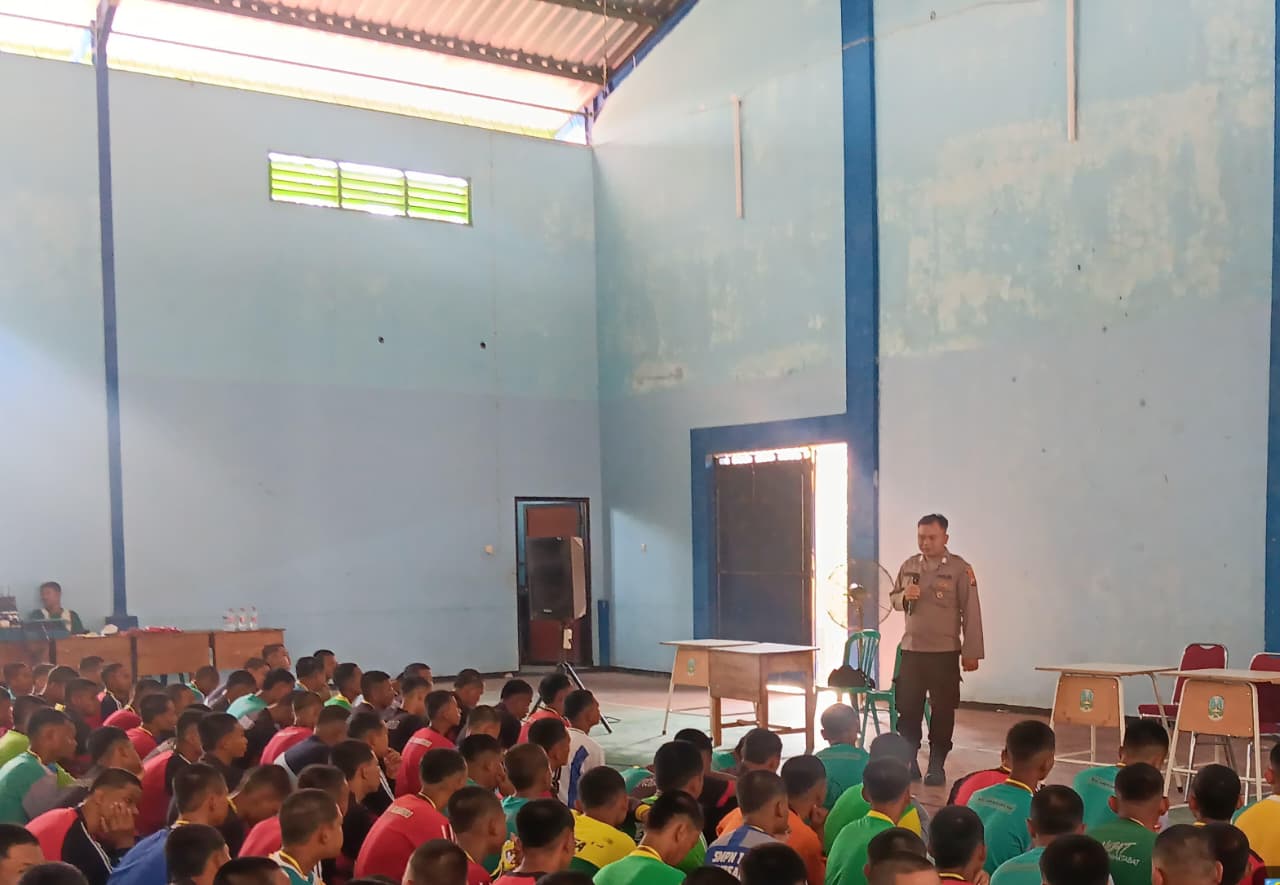 Dukung MPLS, Polsek Ngraho Berikan Penyuluhan Kenakalan remaja hingga tertib Lalu Lintas di SMK N 1 Ngraho