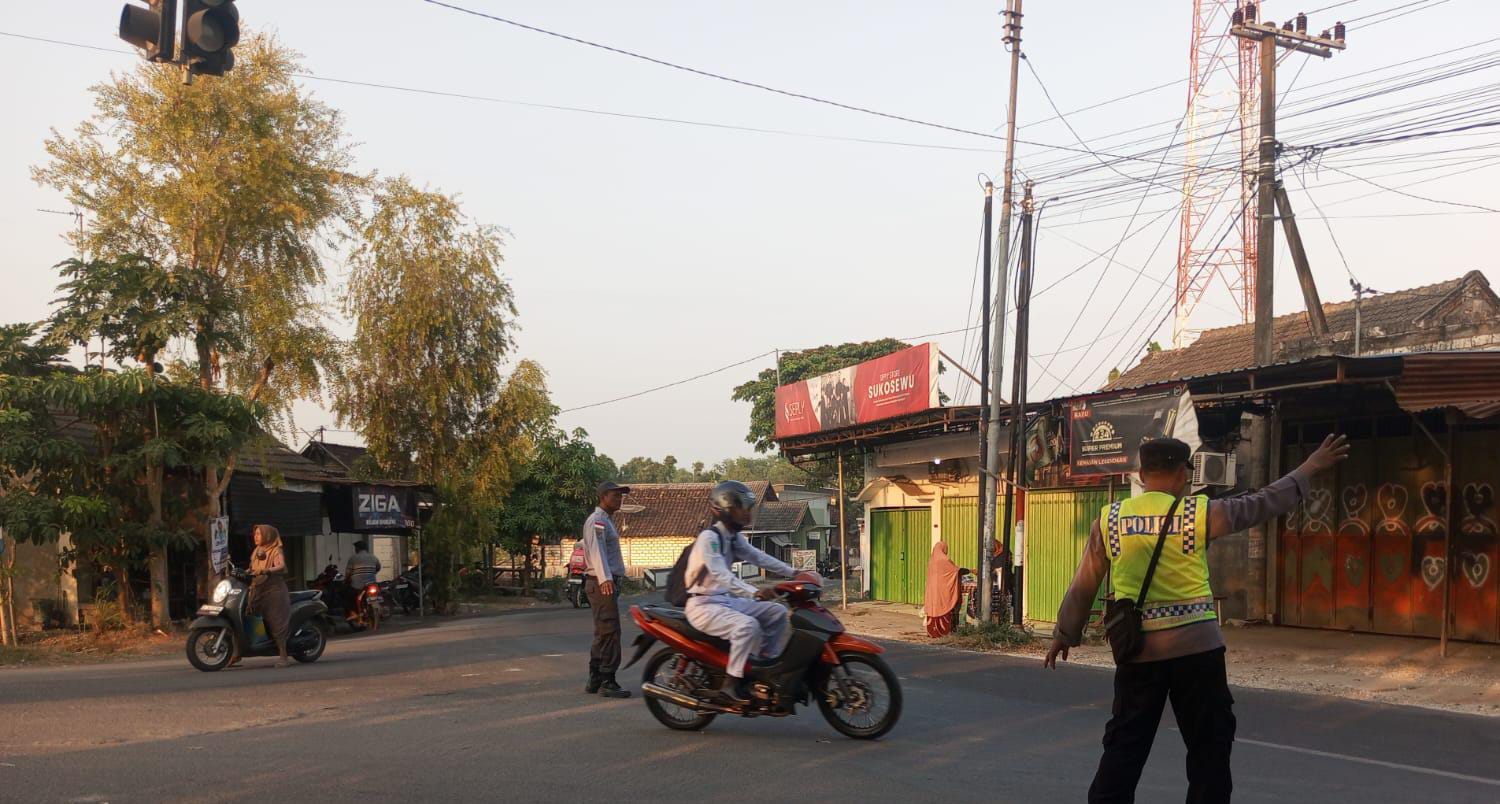 Piket jaga polsek Sukosewu laksanakan sapa pagi*