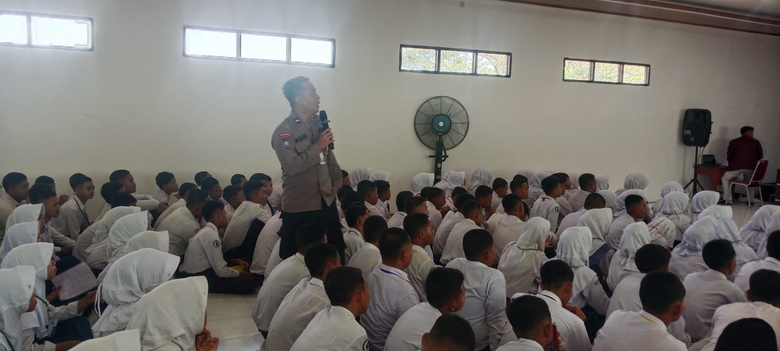 Kanit Binmas Berikan Pembinaan di Sekolah