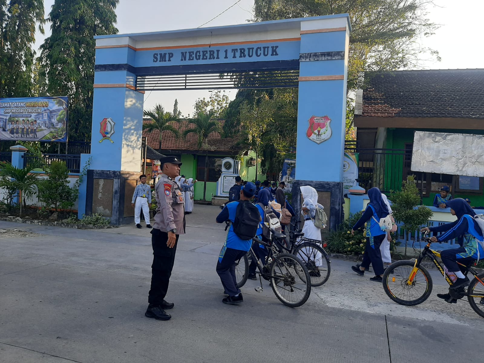 Polsek Trucuk Sapa Pagi Pengaturan Arus Lalu Lintas Di Sekolah