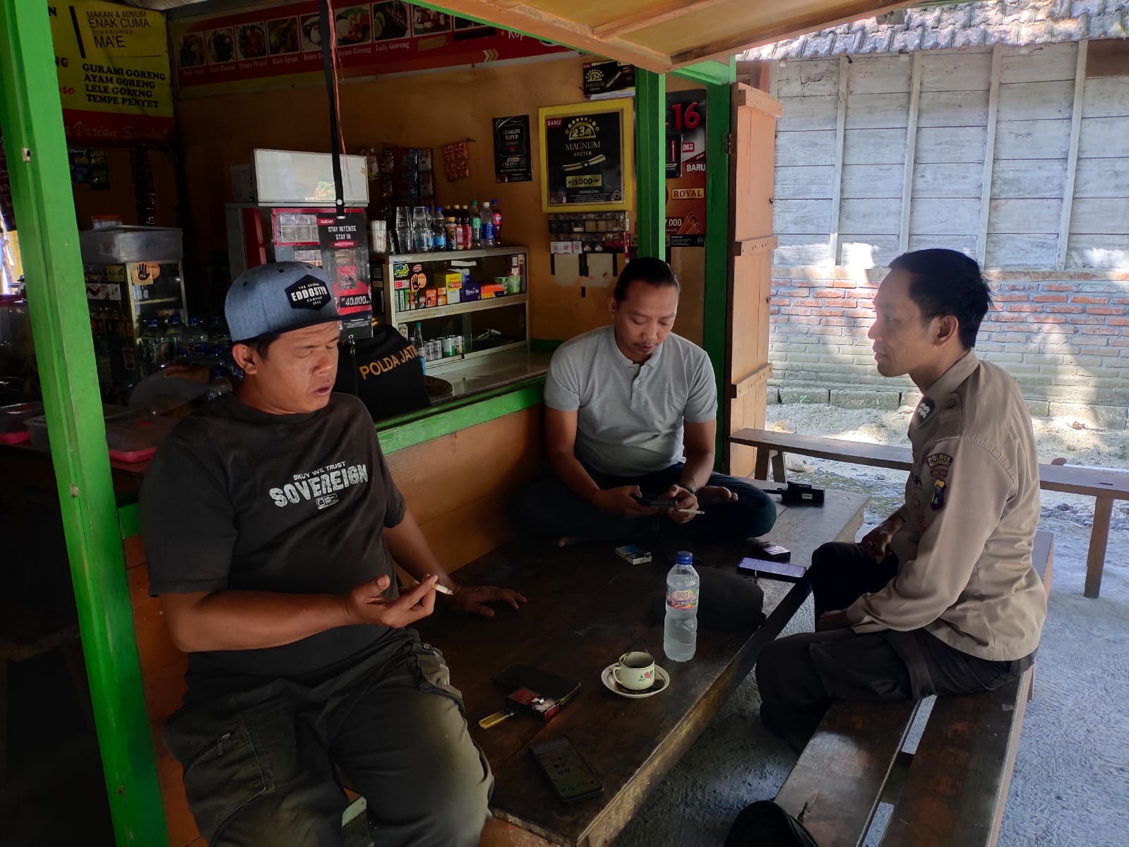 Anggota Polsek Gondang Sambang dan dialogis dengan Warga Desa