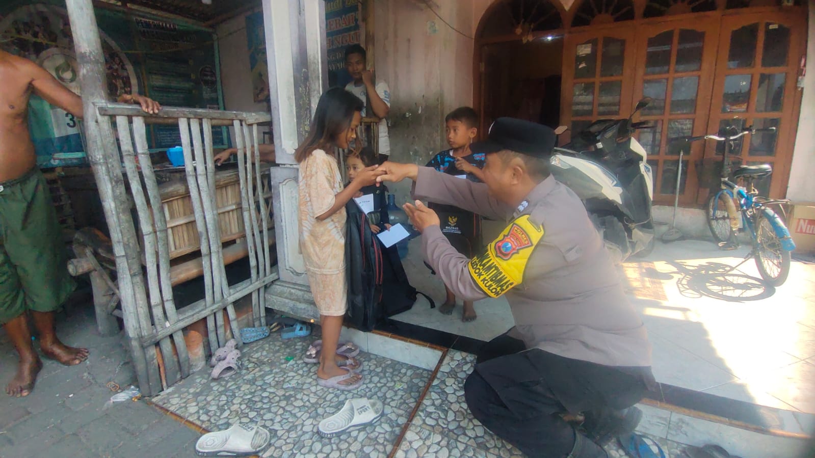 Bhabinkamtibmas Ledok Kulon serahkan santunan anak Yatim piatu secara Door to Door