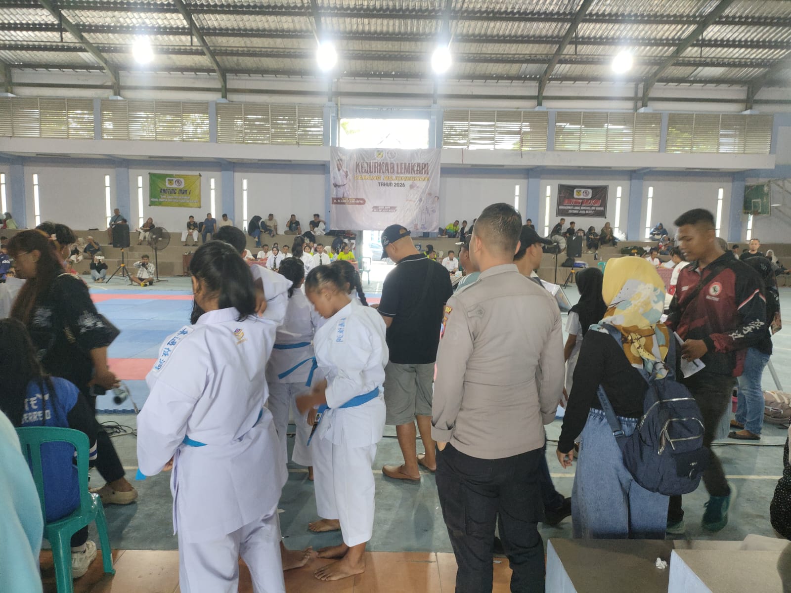 Polsek Kapas Gelar Pengamanan Pertandingan Karate PORKAB II Bojonegoro 2026 di SMP Terpadu Sukowati
