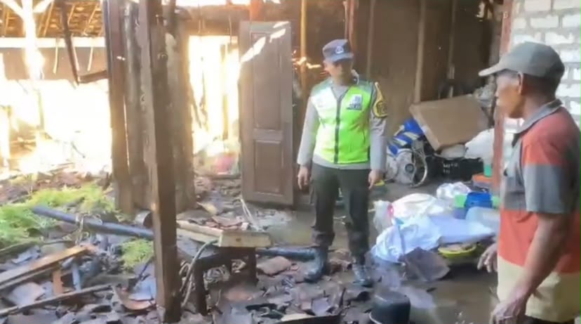 RESPON CEPAT POLSEK SUMBERREJO TINDAK LANJUTI LAPORAN CALL CENTER 110, KEBAKARAN KANDANG SAPI DAN DAPUR RUMAH BERHASIL DITANGANI