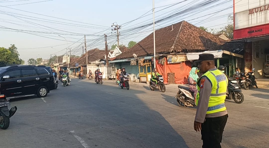 Polsek Ngraho melaksanakan “SAPA PAGI” di Titik Rawan Kemacetan