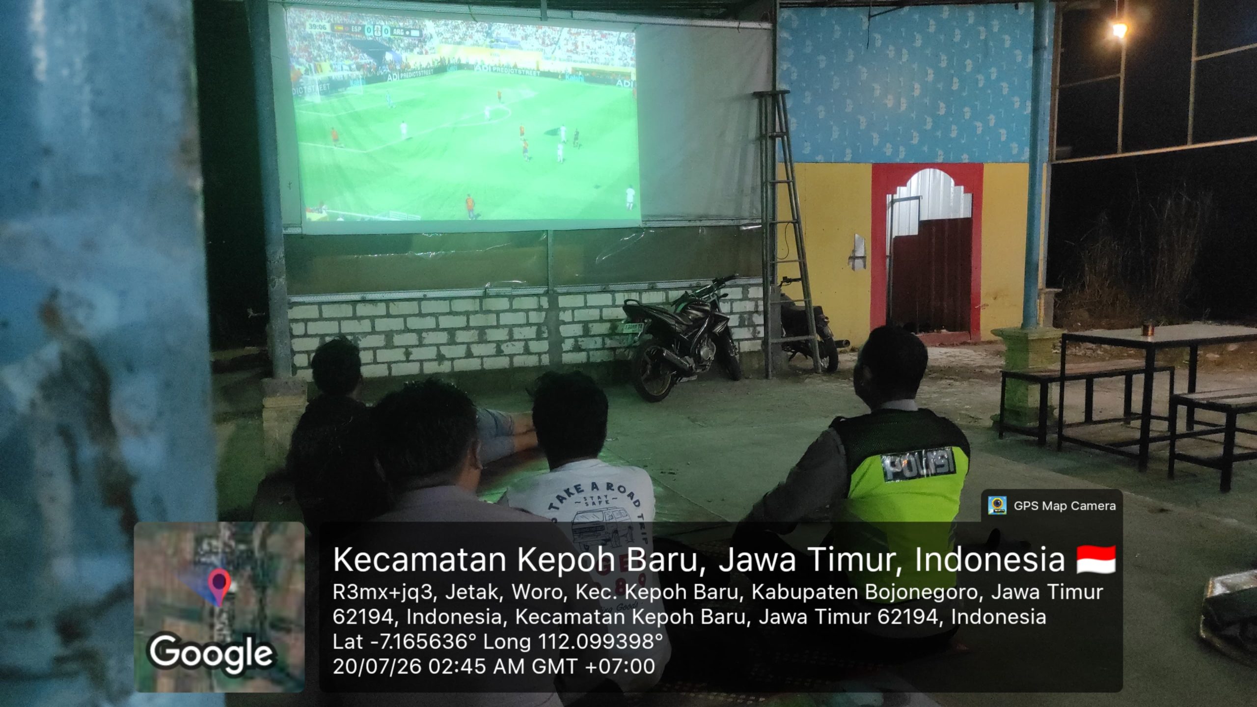 Polsek Kepohbaru Gelar Nobar Final Piala Dunia Bersama Warga