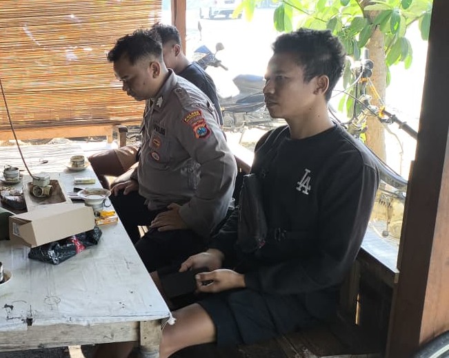 Polsek Ngraho Sambangi Warga di Warung Kopi, Sampaikan Imbauan Kamtibmas