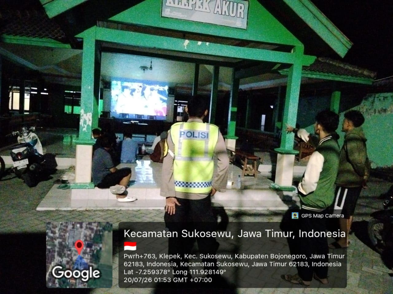 Anggota Polsek Sukosewu Gelar Nobar Final Piala Dunia Bersama Masyarakat
