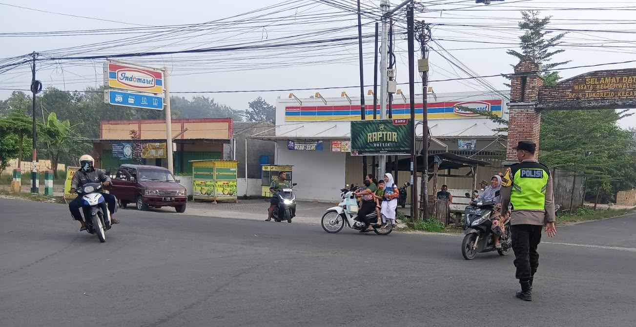 Antisipasi Laka lantas di jalan Polsek Malo laksanakan Pengaturan Lalu lintas