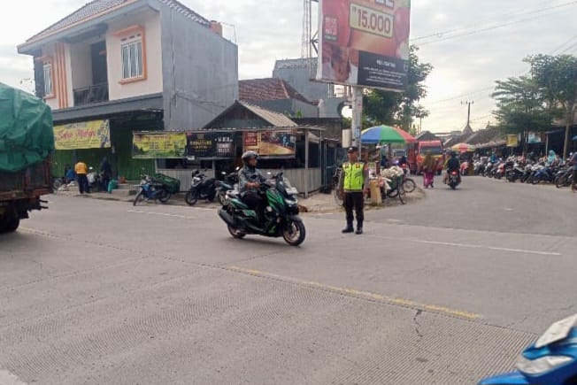 Kanit Samapta Polsek Ngraho Melaksanakan Giat Pengaturan Lalu Lintas Di Pagi Hari